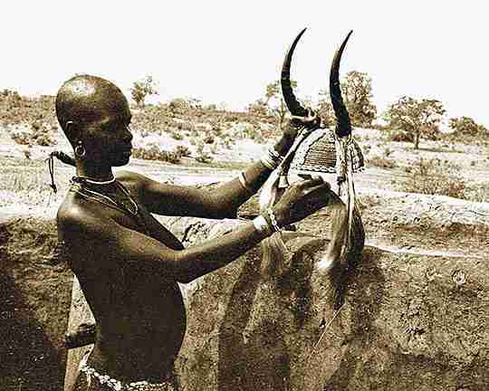 C:\Users\invitado1\Pictures\AFRICA Betammaribe Somba\21 Batammaribas-initiation-ritual-Togo.jpg