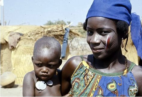 Mujer Dendi con su hijo. Eliot Elisofon 1971