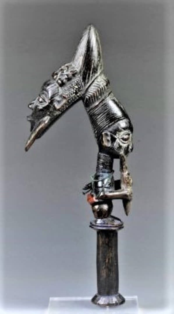 Ogo Elegba, emblema de Eshu.  Pueblo yoruba Ekiti del norte. Madera, cuentas, pigmento